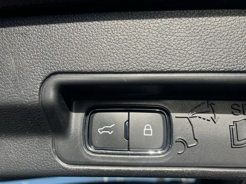 Used 2022 Ford Explorer XLT w/ Equipment Group 202A image 13