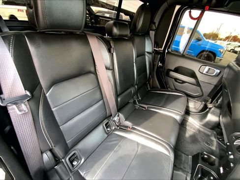 Used 2021 Jeep Gladiator Overland image 16