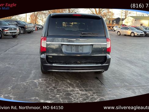 Used 2014 Chrysler Town & Country Touring image 4