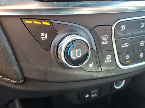 Used 2023 Chevrolet Traverse Premier FWD image 24