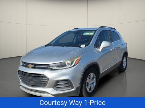 Used 2018 Chevrolet Trax LT w/ LT Convenience Package FWD image 5