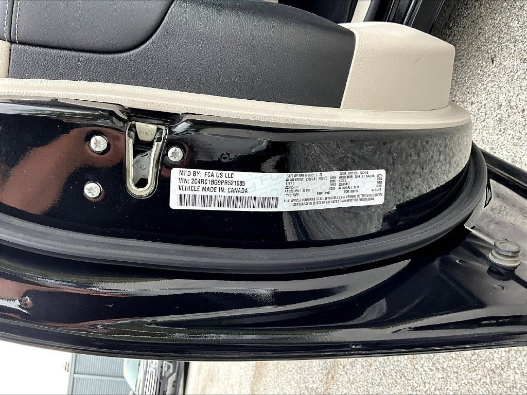 Used 2023 Chrysler Pacifica Touring-L FWD image 21