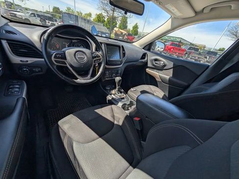 Used 2017 Jeep Cherokee Latitude w/ Cold Weather Group AWD/4WD image 5