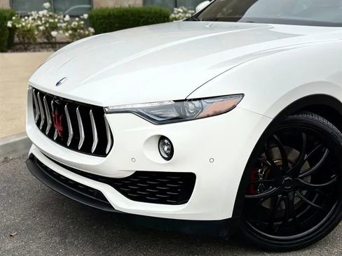 Used 2018 Maserati Levante AWD/4WD image 18