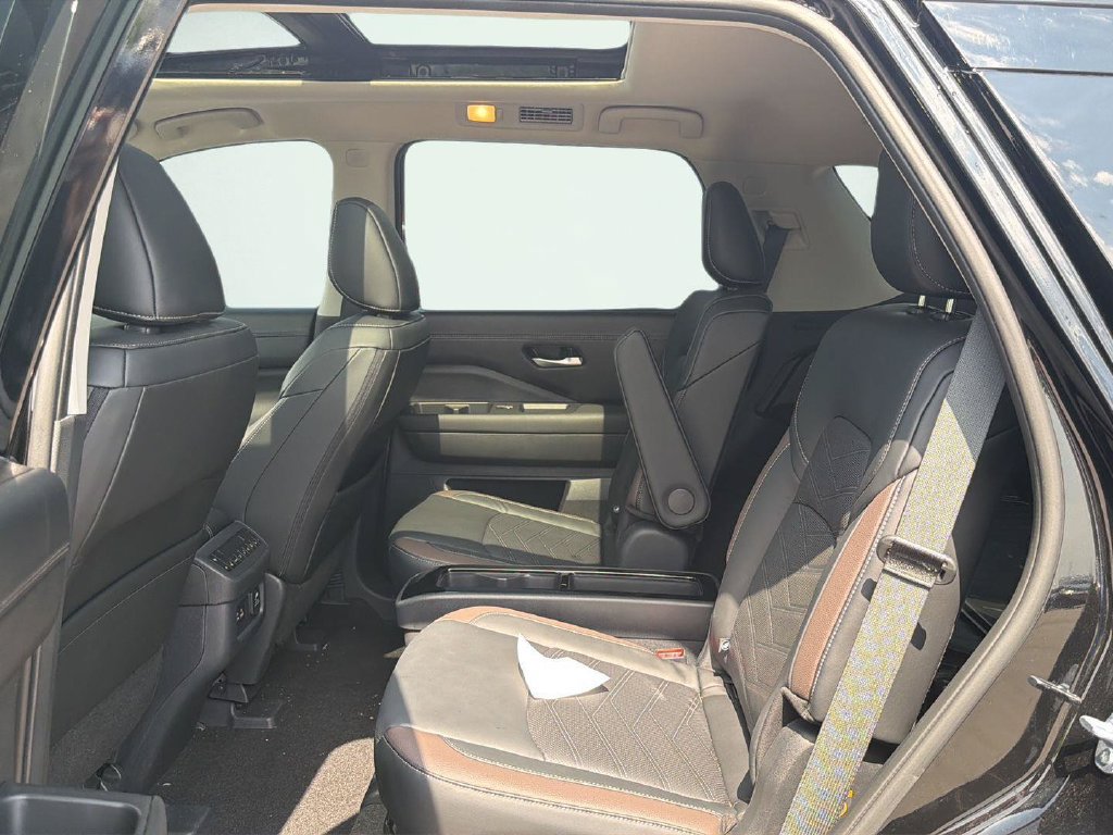 Used 2025 Nissan Pathfinder Platinum AWD/4WD image 11