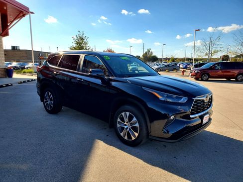 Used 2023 Toyota Highlander XLE image 3