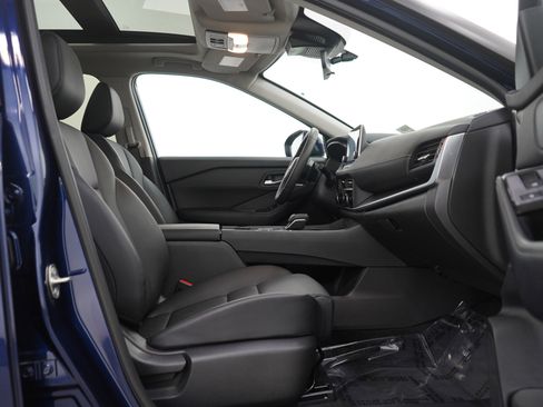 Used 2024 Nissan Rogue SV w/ SV Premium Package image 10