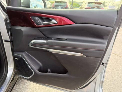 Used 2025 Chevrolet Traverse RS FWD image 14