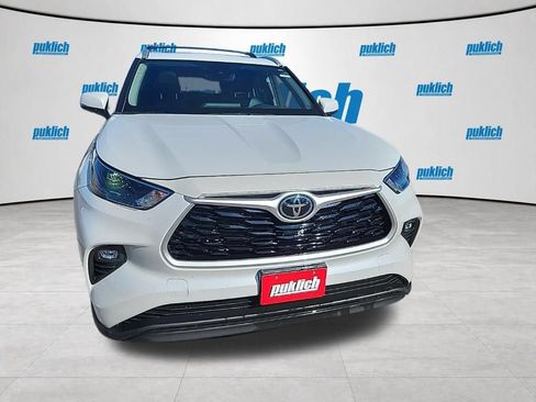 Used 2022 Toyota Highlander XLE AWD/4WD image 2