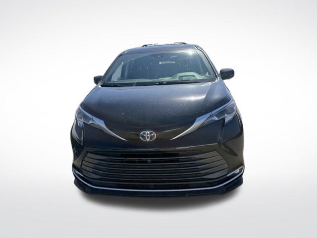 Used 2022 Toyota Sienna Platinum AWD/4WD image 2
