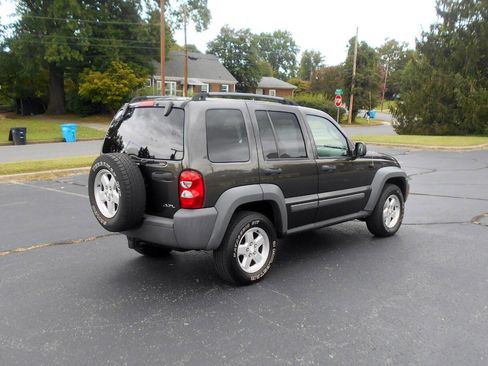 Used 2005 Jeep Liberty Sport image 6