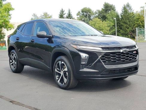 Used 2024 Chevrolet Trax RS w/ Driver Confidence Package FWD image 2