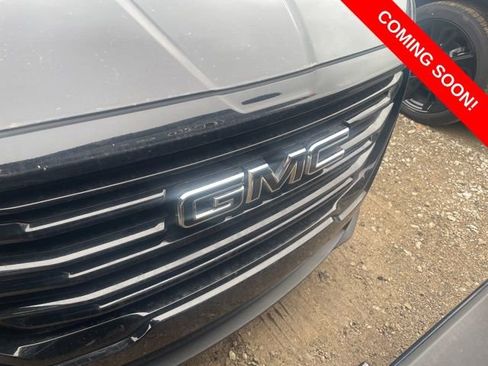 Used 2023 GMC Terrain SLE w/ Driver Convenience Package image 8
