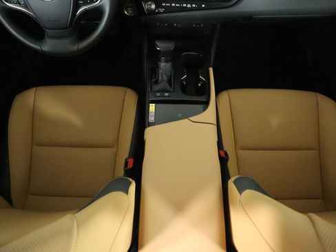 Certified 2025 Lexus ES 300h w/ Premium Package image 16