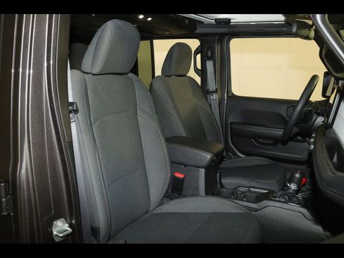 Used 2025 Jeep Wrangler Unlimited Sahara AWD/4WD image 26