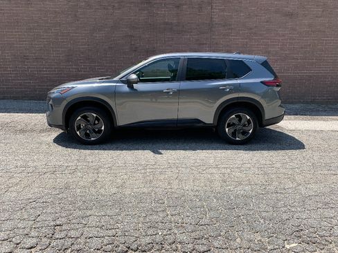 Used 2024 Nissan Rogue SV AWD/4WD image 2