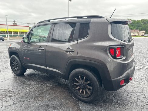 Used 2016 Jeep Renegade Trailhawk AWD/4WD image 3