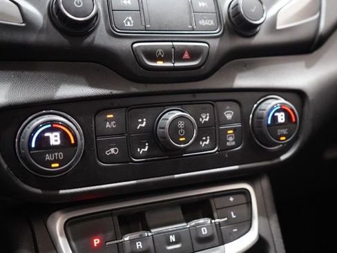 Used 2024 GMC Terrain SLT image 29