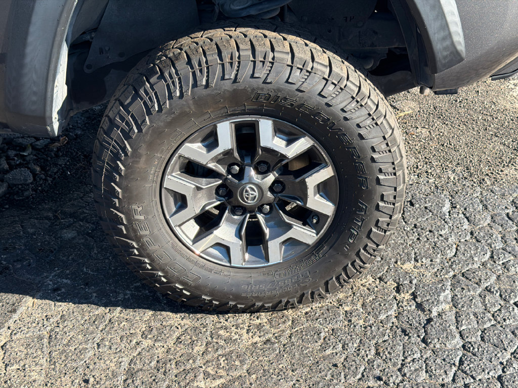 Used 2020 Toyota Tacoma TRD Off-Road w/ TRD Premium Off Road Package AWD/4WD image 14