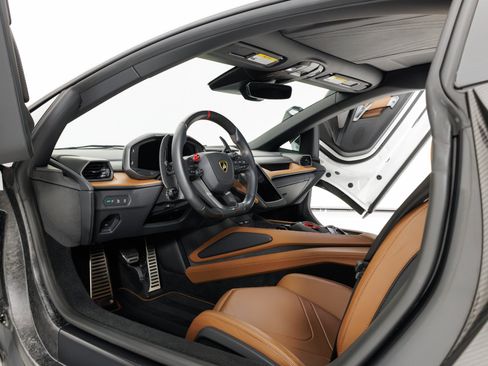 Used 2024 Lamborghini Revuelto AWD/4WD image 16