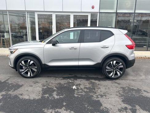 Certified 2025 Volvo XC40 B5 Plus AWD/4WD image 2