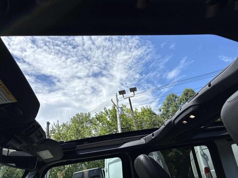 Used 2024 Jeep Wrangler Unlimited Sahara w/ Technology Group AWD/4WD image 35