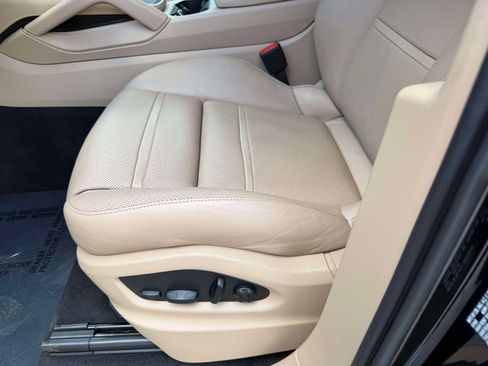 Used 2022 Porsche Cayenne w/ Premium Package image 42