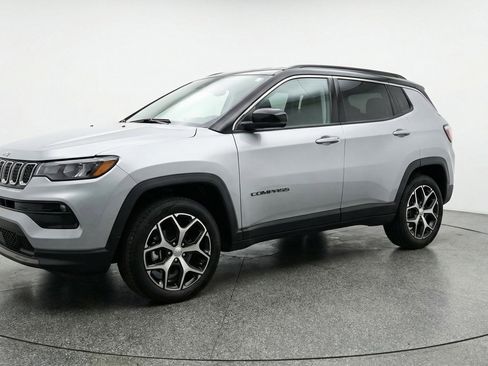Used 2025 Jeep Compass Limited image 3
