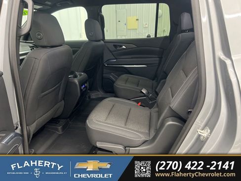 Used 2025 Chevrolet Traverse LT image 11