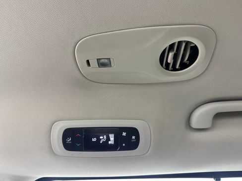 Used 2020 Chrysler Voyager Lxi FWD image 25