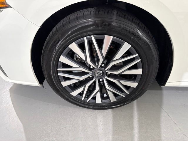 Used 2025 Nissan Altima 2.5 SV FWD image 4