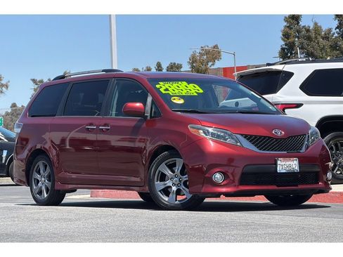 Used 2017 Toyota Sienna SE w/ SE Preferred Package FWD image 2