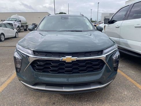 Used 2025 Chevrolet Trax LT FWD image 2