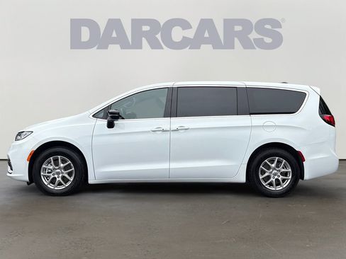 Used 2025 Chrysler Pacifica Select FWD image 4