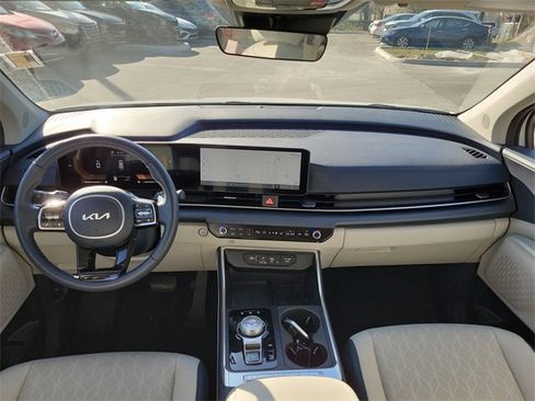 Used 2025 Kia Carnival EX image 28