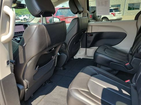 Used 2023 Chrysler Pacifica Touring-L FWD image 14