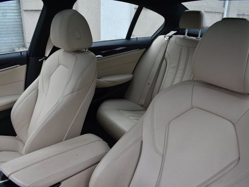 Used 2018 BMW 530e xDrive w/ Premium Package 2 image 9