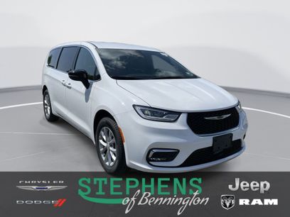 New 2025 Chrysler Pacifica Select