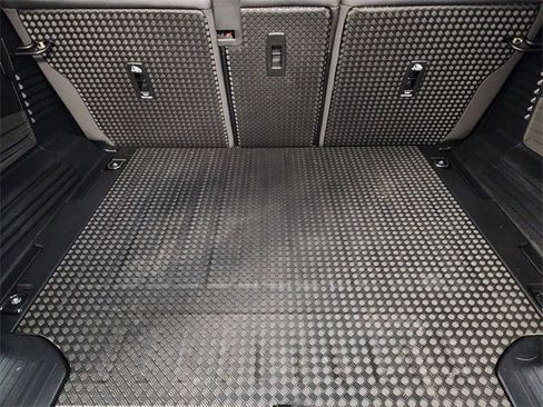 Used 2024 Land Rover Defender 110 X-Dynamic SE image 33