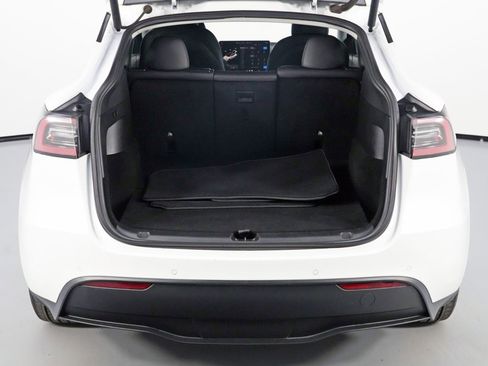 Used 2021 Tesla Model Y Long Range image 10