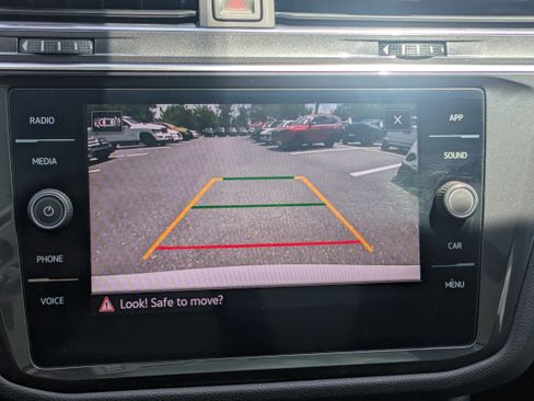 Used 2022 Volkswagen Tiguan SE FWD image 19