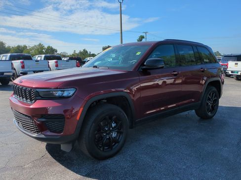 Used 2024 Jeep Grand Cherokee Altitude AWD/4WD image 8