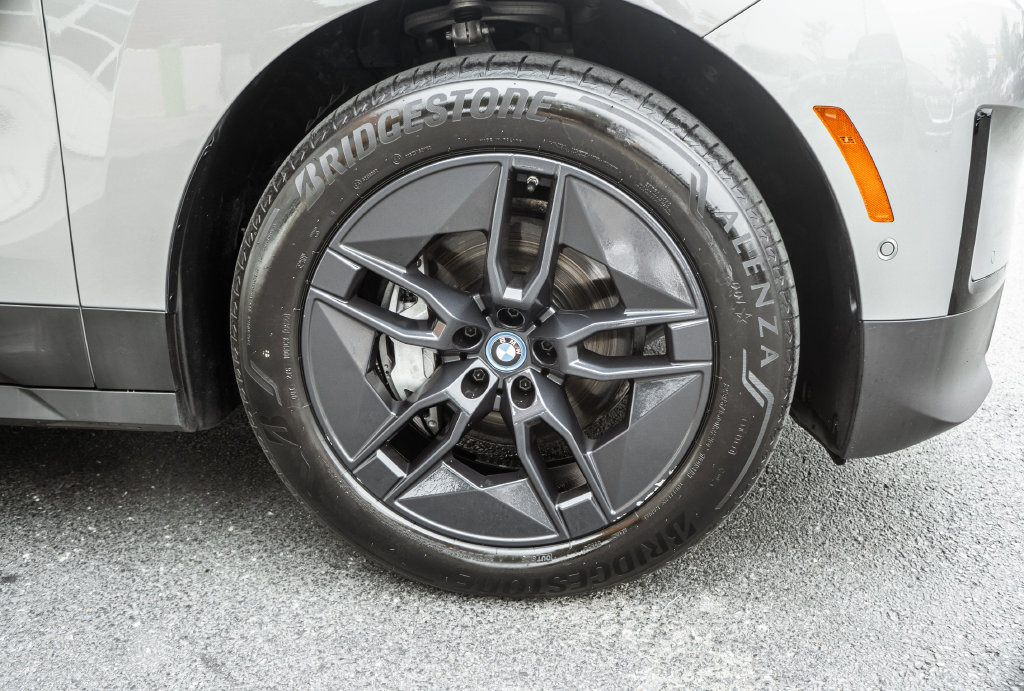 Used 2024 BMW iX xDrive50 w/ Premium Package AWD/4WD image 4