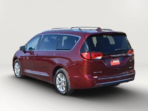 Used 2019 Chrysler Pacifica Limited image 3