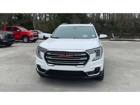 Certified 2024 GMC Terrain SLT w/ Infotainment Package II image 3