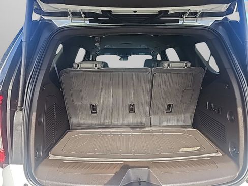 Used 2024 GMC Yukon SLT w/ SLT Luxury Package image 18