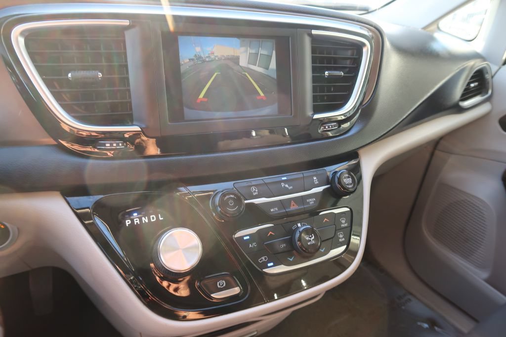 Used 2018 Chrysler Pacifica Touring w/ Security Group FWD image 15