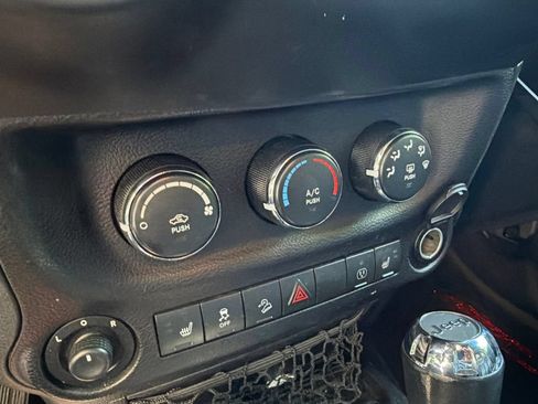 Used 2015 Jeep Wrangler Unlimited Sahara w/ Connectivity Group AWD/4WD image 20