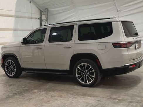 Used 2022 Jeep Wagoneer Series II w/ Premium Group I AWD/4WD image 2