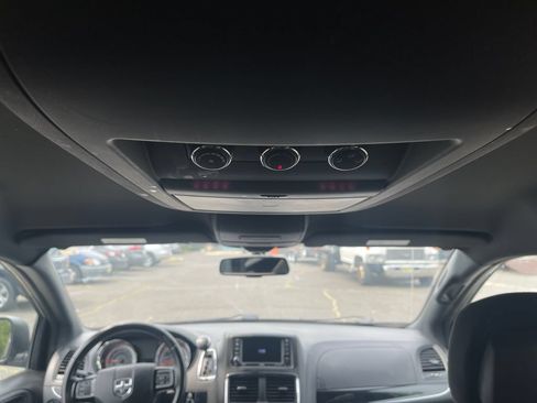 Used 2018 Dodge Grand Caravan SE FWD image 32